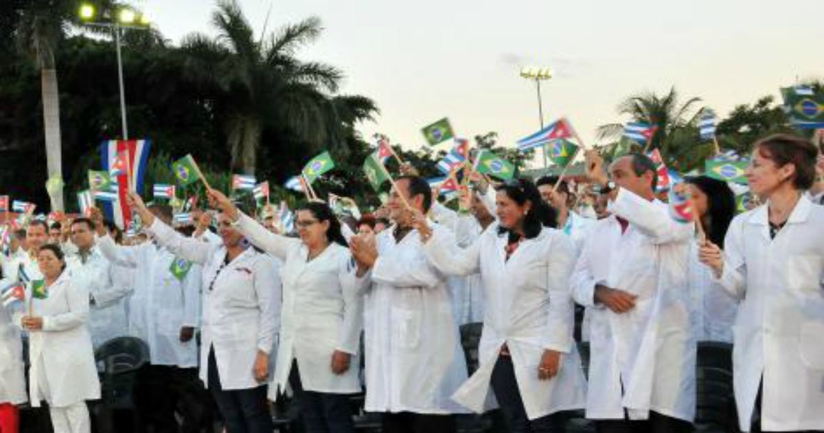 Una delegación de médicos cubanos, en la despedida. © Granma