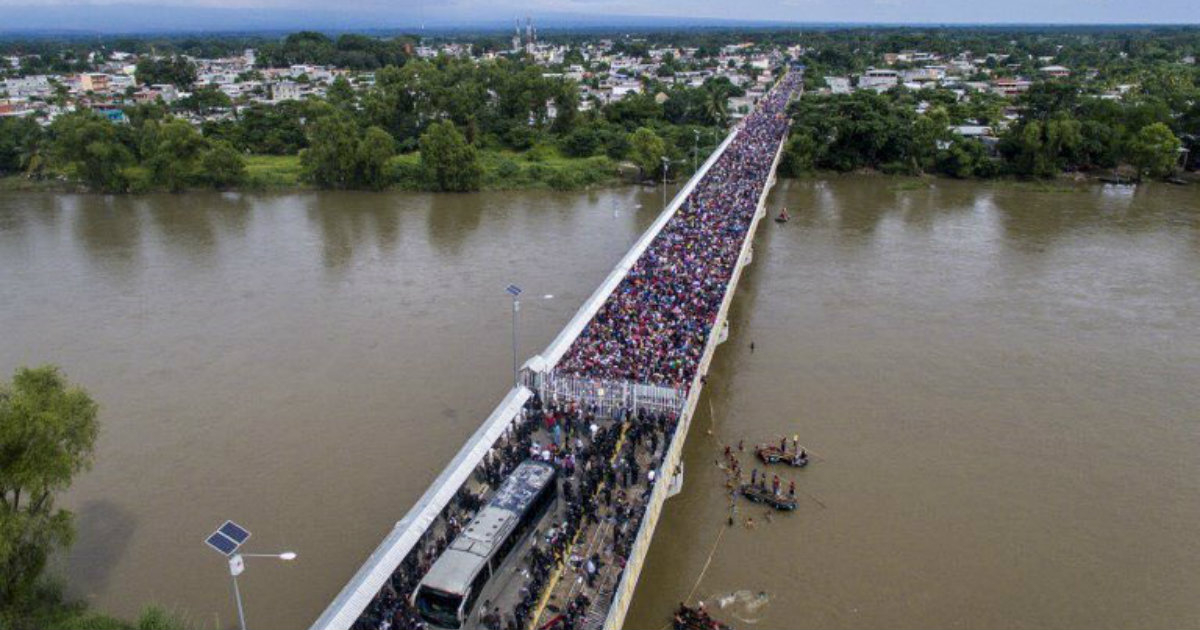 Carvana de Migrantes, sobre el puente Guatemala-México. © Alejandro Puerto / Twitter