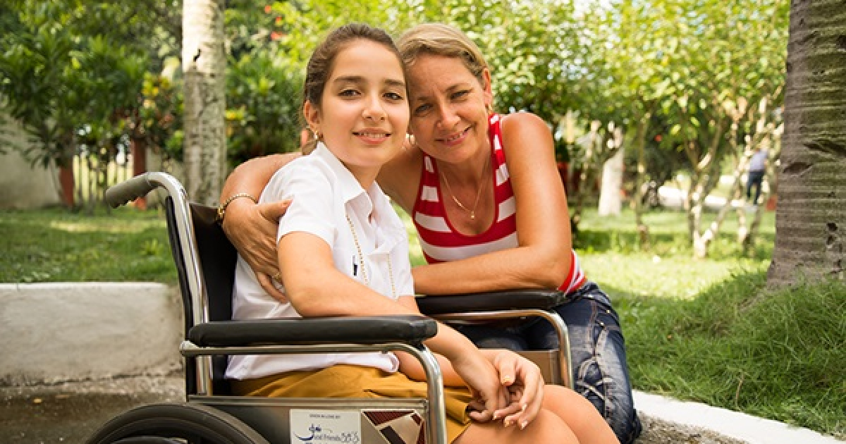 Adolescente cubana que recibió en 2016 una silla de Joni and Friends © Joni and Friends