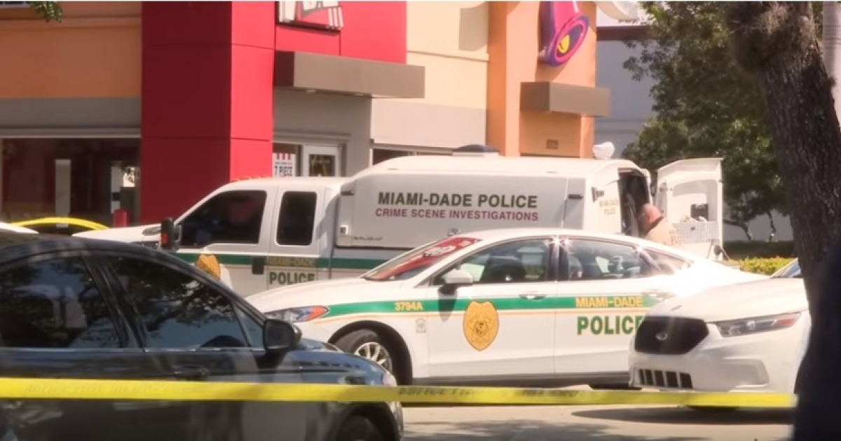 La policía de Miami-Dade investiga en el restaurante donde se produjo el crimen pasional © Youtube / Local 10