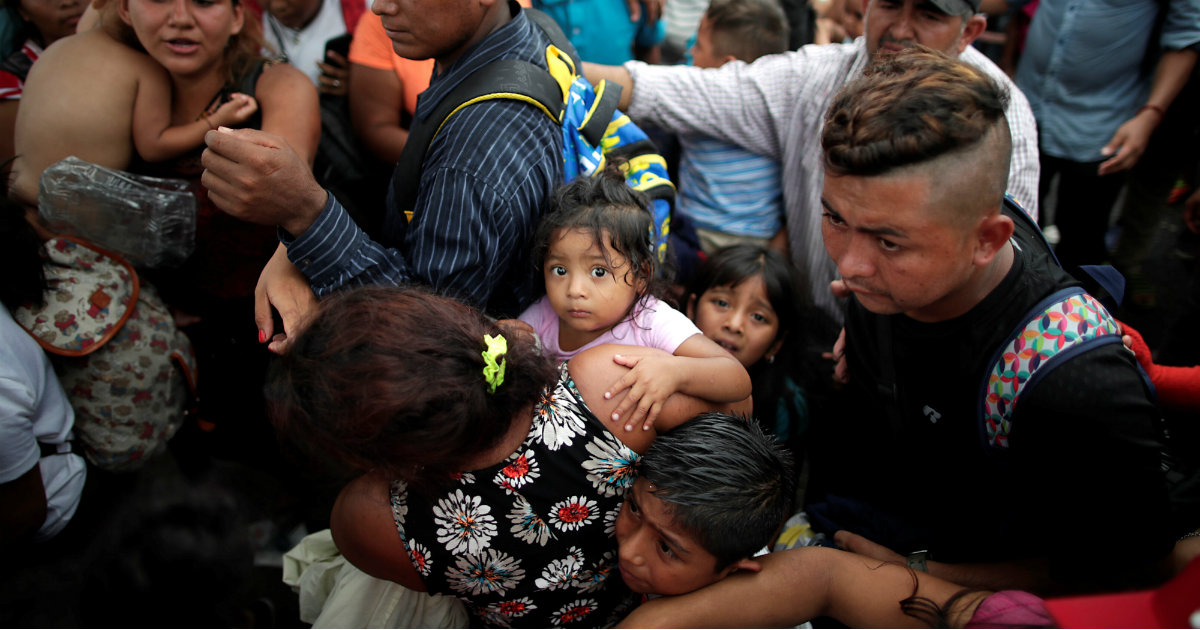 Parte de la caravana de migrantes, varios de ellos niños. © REUTERS/Ueslei Marcelino