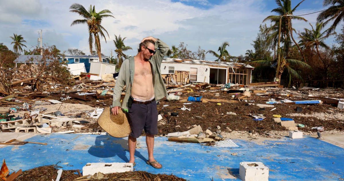 Un hombre en la Florida, tras el paso del huracán Irma. © Wikimedia Commons