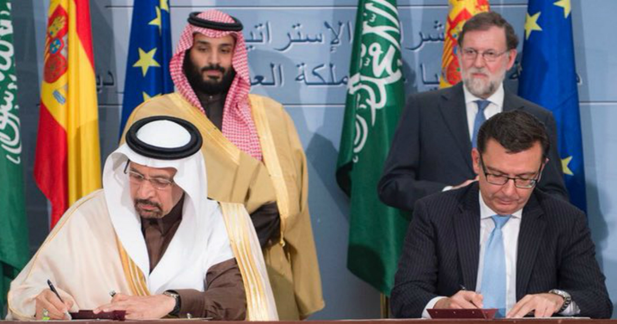 El ministro de energía saudí firma un acuerdo con España el pasado mayo © Twitter / Khalid al-Falih