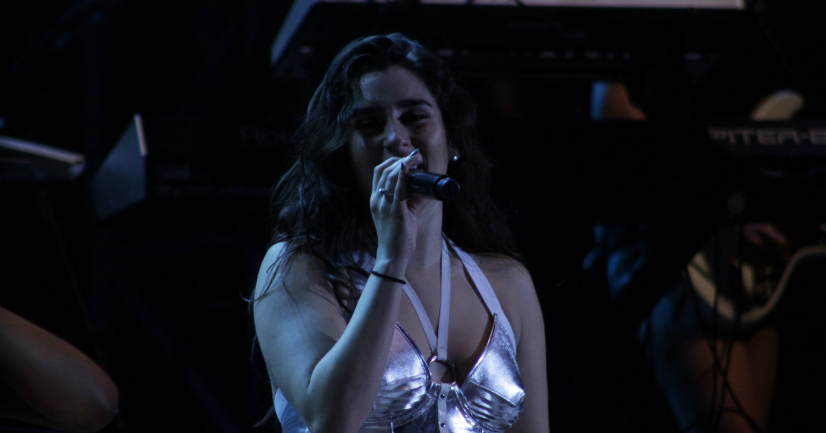 La cantante de origen cubano Lauren Jauregui durante un concierto © Flickr / aitchisons