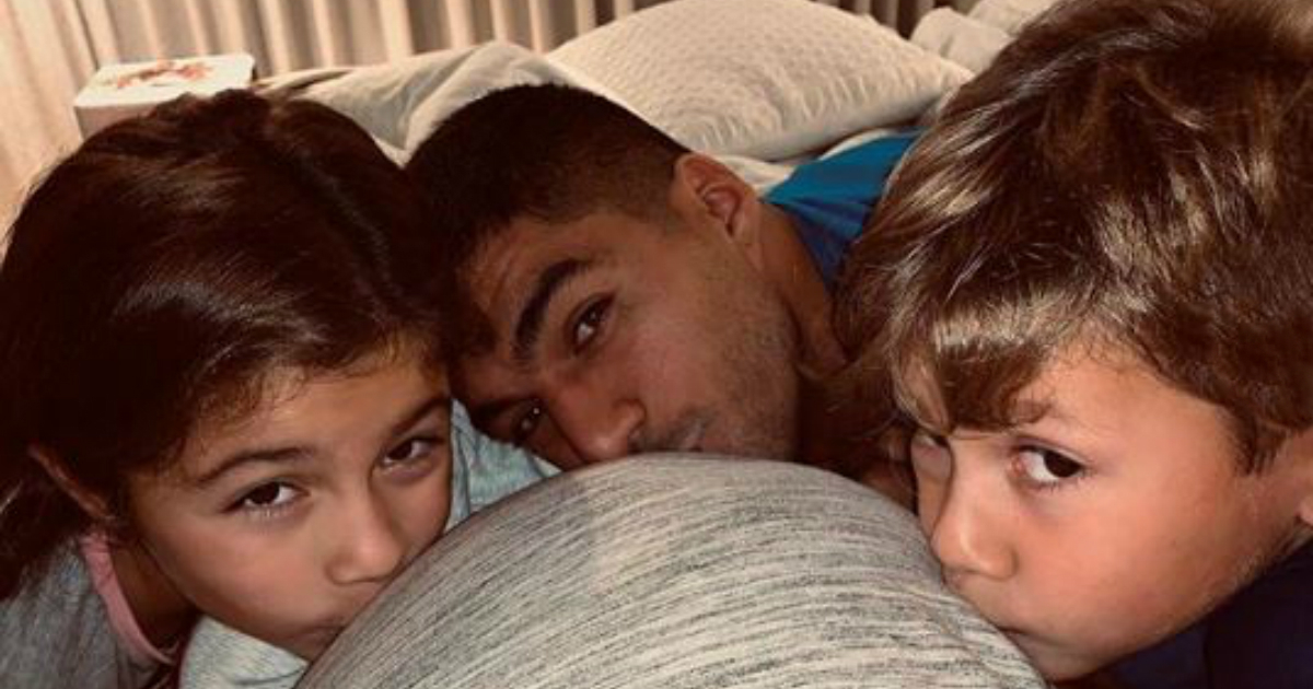 Luis Suárez y sus hijos, Delfina y Benjamín, besan la barriga de Sofía Balbi © Instagram / Luis Suárez