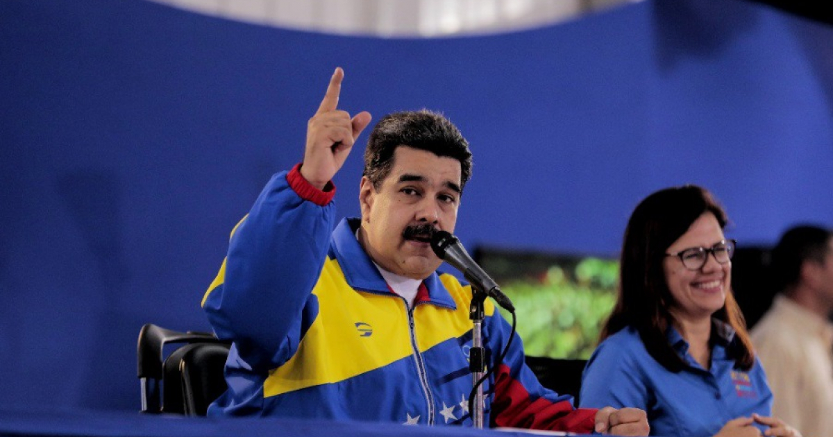 El presidente de Venezuela, Nicolás Maduro, levante el dedo durante una rueda de prensa © Twitter / @NicolasMaduro