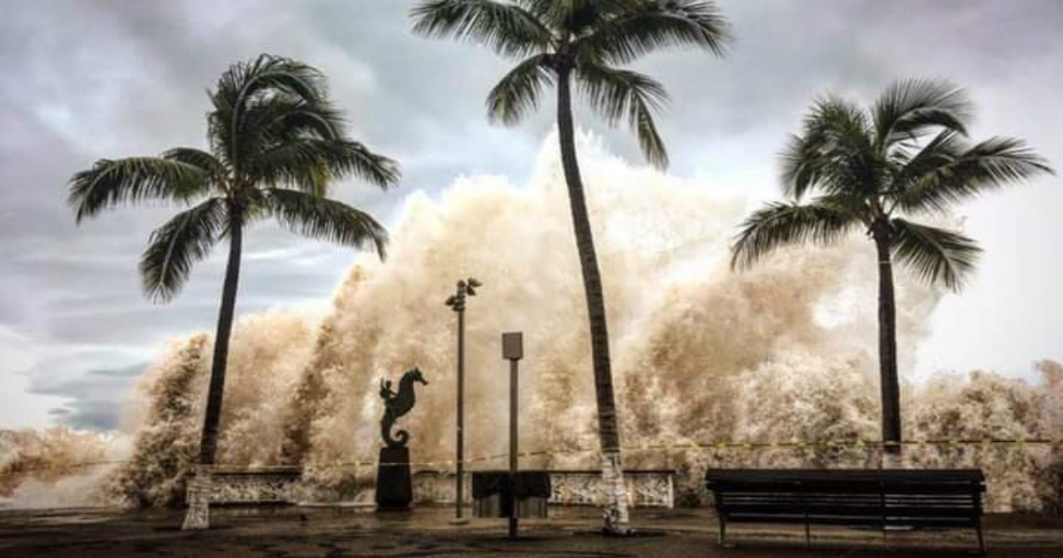 El huracán Willa dejó grandes olas en el Malecón de Puerto Vallarta © Twitter / Bahia Televisión / Edgar Garnica