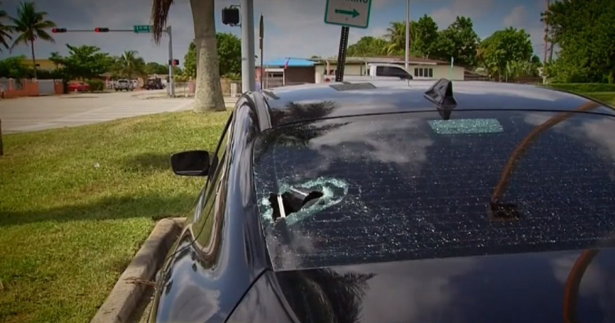 Impacto de bala en la parte trasera de un auto en Hialeah © Telemundo51