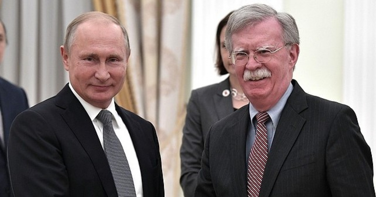 Presidente ruso Vladimir Putin con el asesor de Seguridad Nacional de EE.UU., John Bolton © en.kremlin.ru 