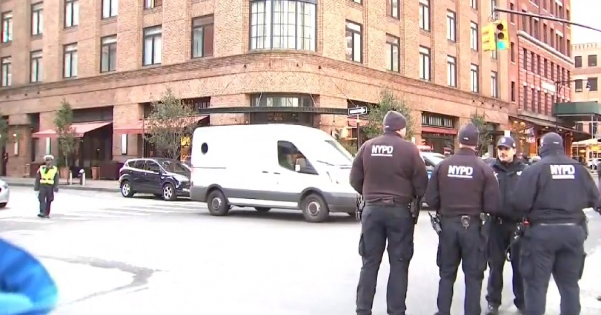 Agentes de la policía de Nueva York en los exteriores del restaurante de Robert De Niro © Facebook / WPTV