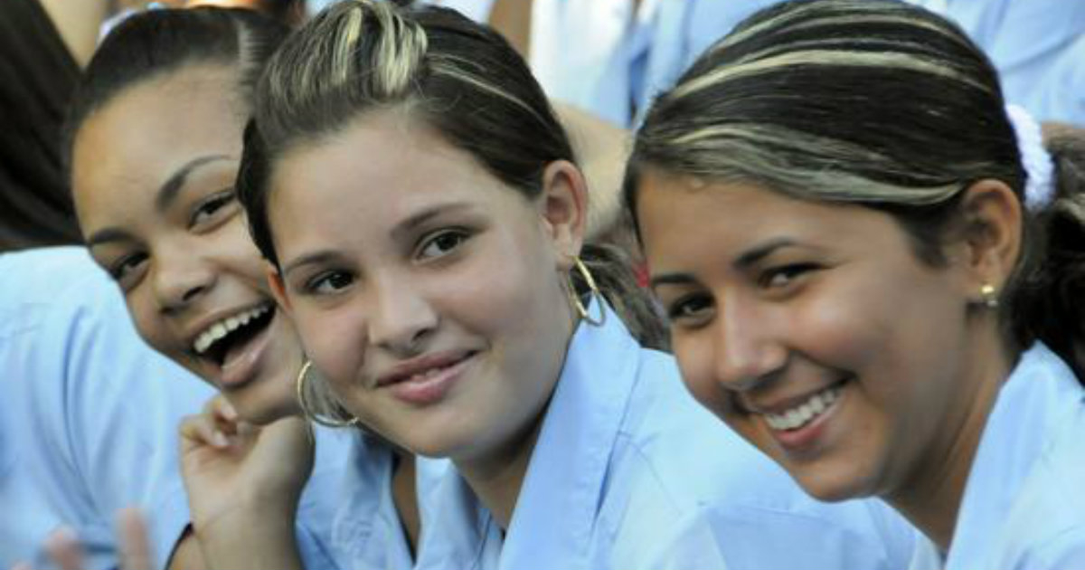 Alumnas de preuniversitario en Cuba. © Granma