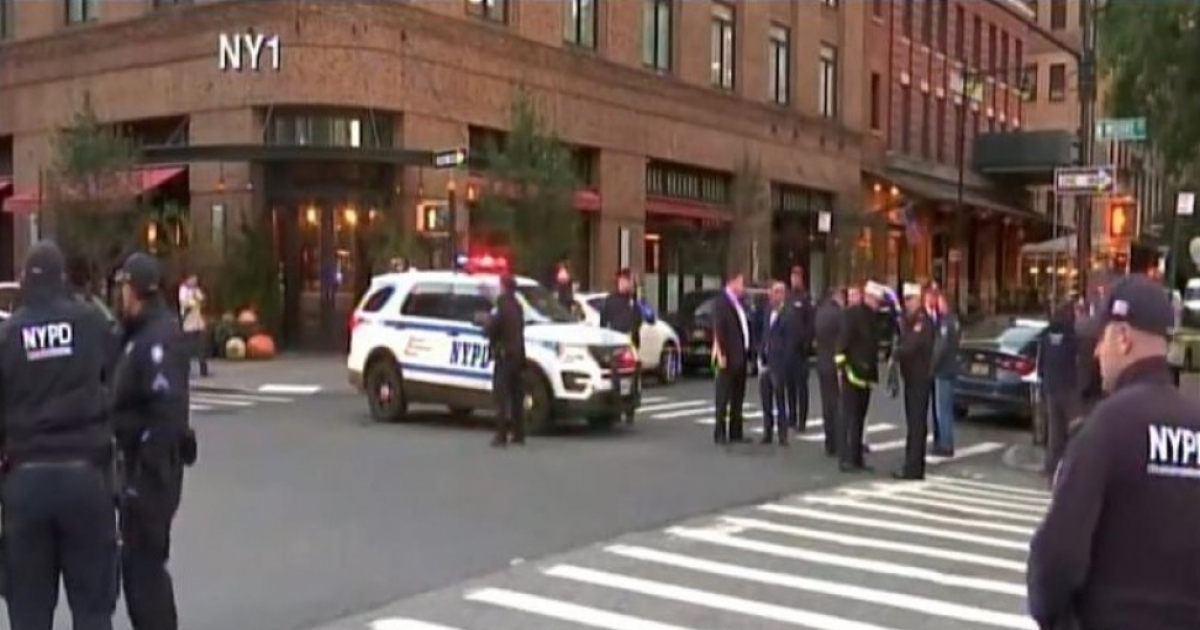 Policía de Nueva York en las afueras de un restaurante propiedad de Robert de Niro. © Farruko/ WSVN - TV/ Captura de video