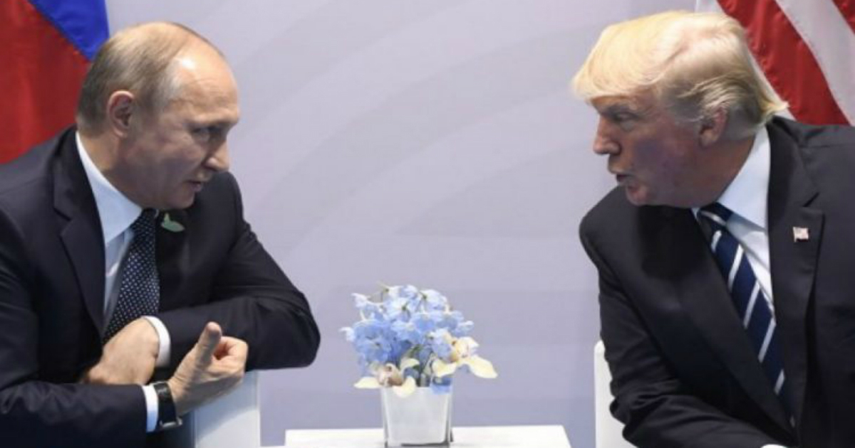 Putin y Trump, durante su reunión bilateral en Helsinski © Twitter / Newsweek en español