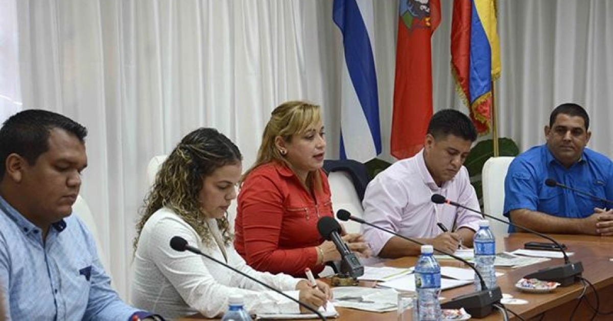 Susely Morfa González reunida con miembros del Partido Socialista Unido de Venezuela. © Granma