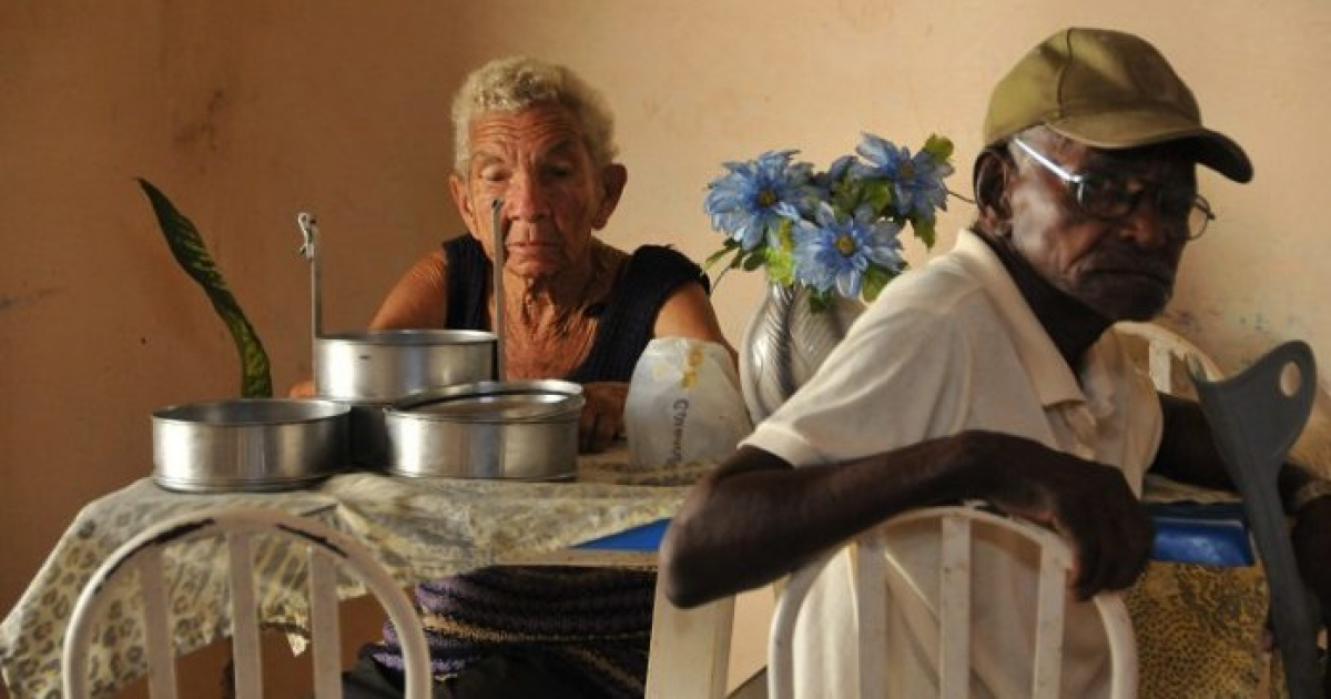 Jubilados cubanos en comedores públicos © 5 de Septiembre