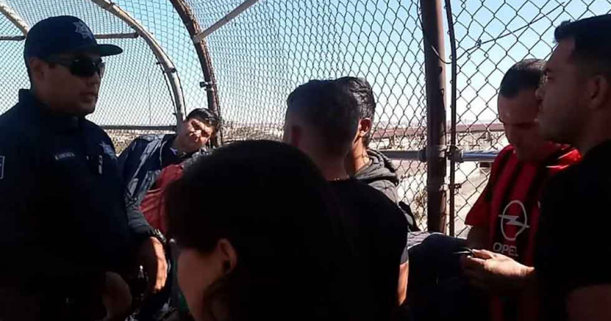 Migrantes en en puente © Alejandro Vargas/ El Diario de Juárez 
