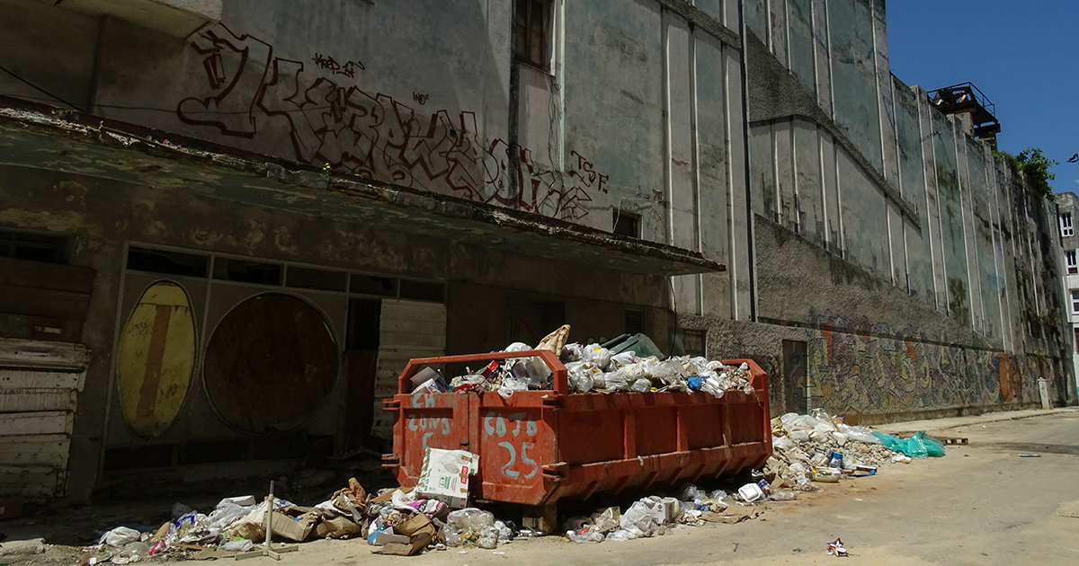 Basura y edificios que apenas se mantienen en pie: la postal de La Habana. © CiberCuba.