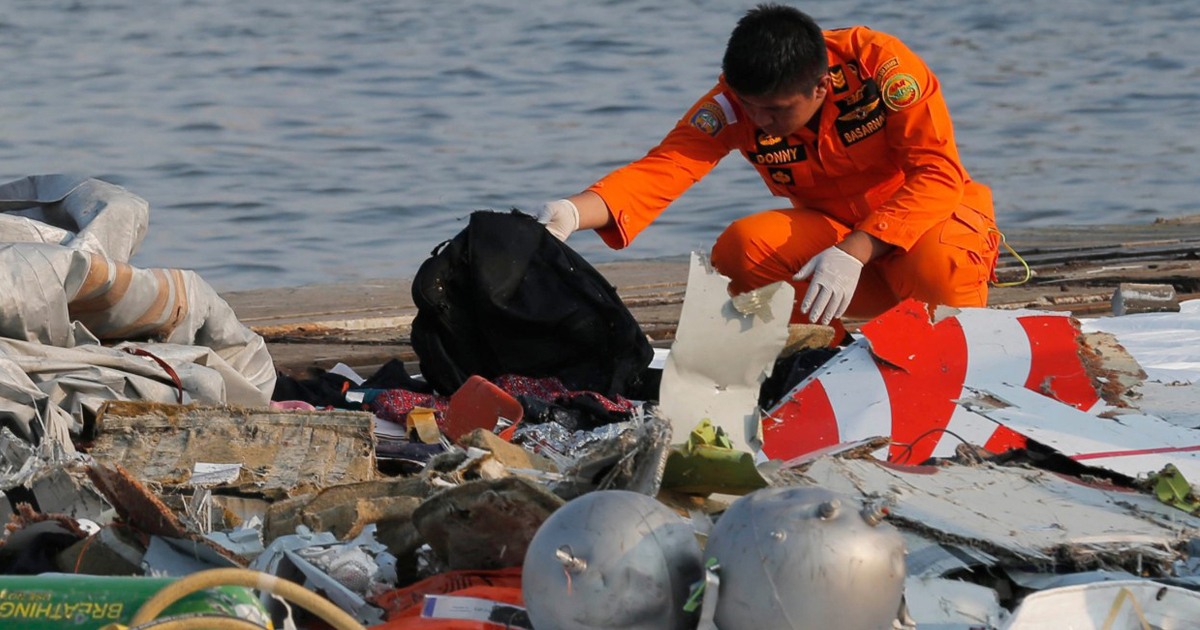 Un miembro de la Agencia de Búsqueda y Rescate de Indonesia inspecciona restos del avión de pasajeros Lion Air © AP Photo/Tatan Syuflana