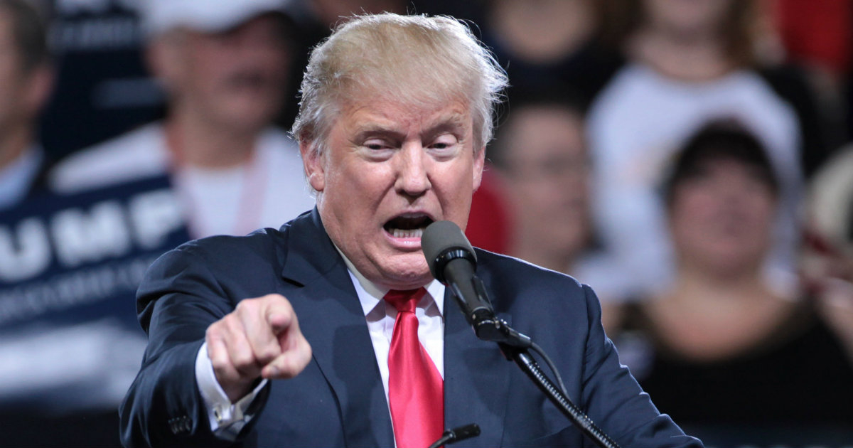 El presidente Donald Trump señala en un gesto de enfado mientras habla © Flickr / Gage Skidmore