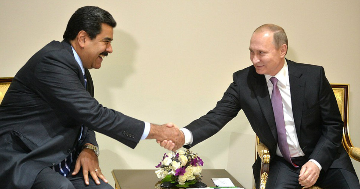 Nicolás Maduro estrecha la mano de su homólogo ruso Vladimir Putin © Kremlin / Archivo