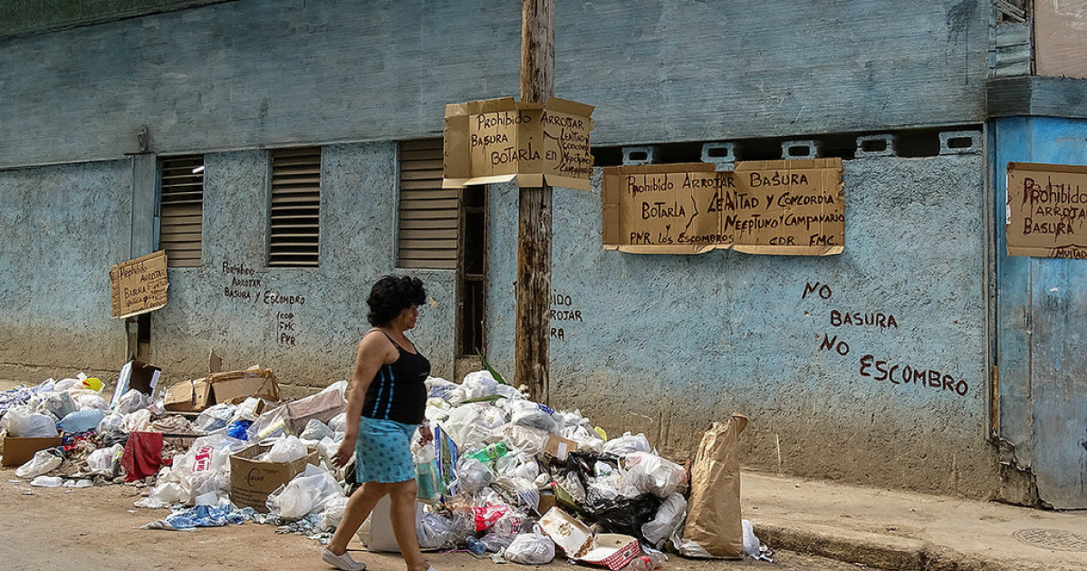Acumulación de basura en la calle Neptuno, en Centro Habana © CiberCuba