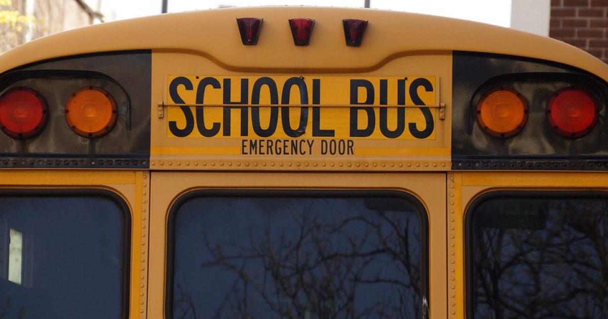 Parte trasera de un autobús escolar de Estados Unidos en una imagen de archivo © Pixabay
