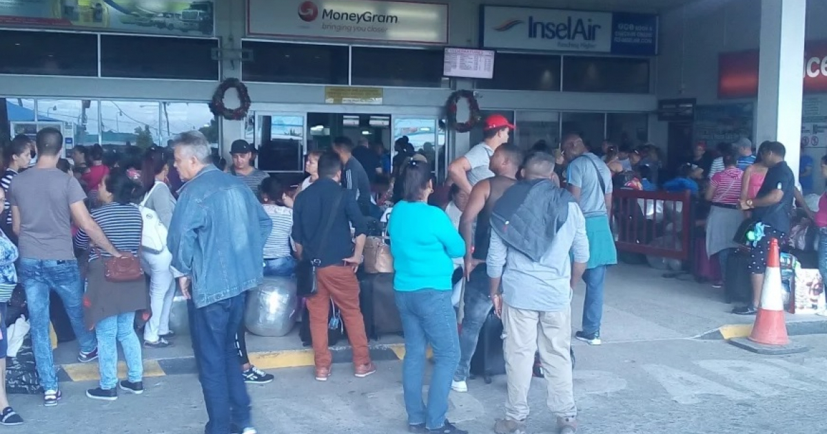 Cubanos esperando a volar desde Jamaica © Cubanet