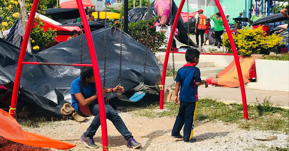 Unos niños de la Caravana Migrante juegan en un parque de Niltepec, México © Twitter / UNICEF México
