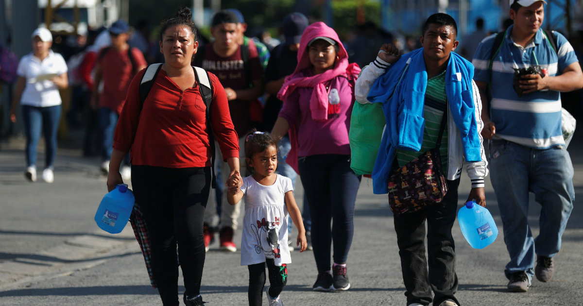Una familia de migrantes salvadoreños caminan rumbo a Estados Unidos © Reuters / Jose Cabezas