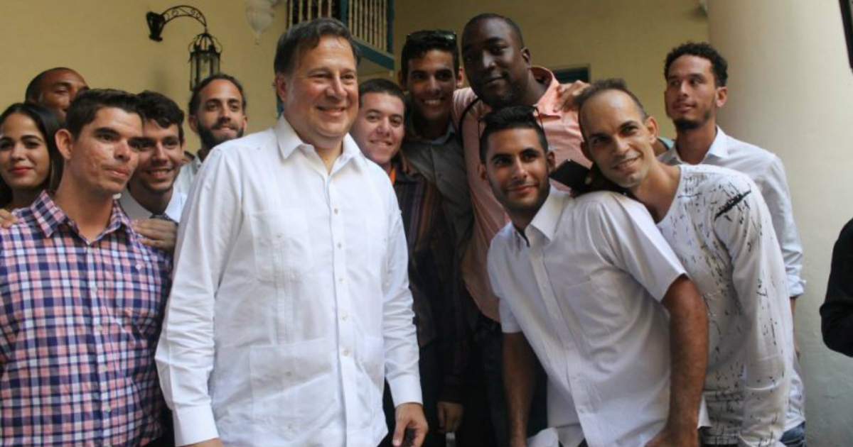 El presidente de Panamá, Juan Carlos Varela, junto a jóvenes católicos cubanos © Twitter/Yandry Fernández