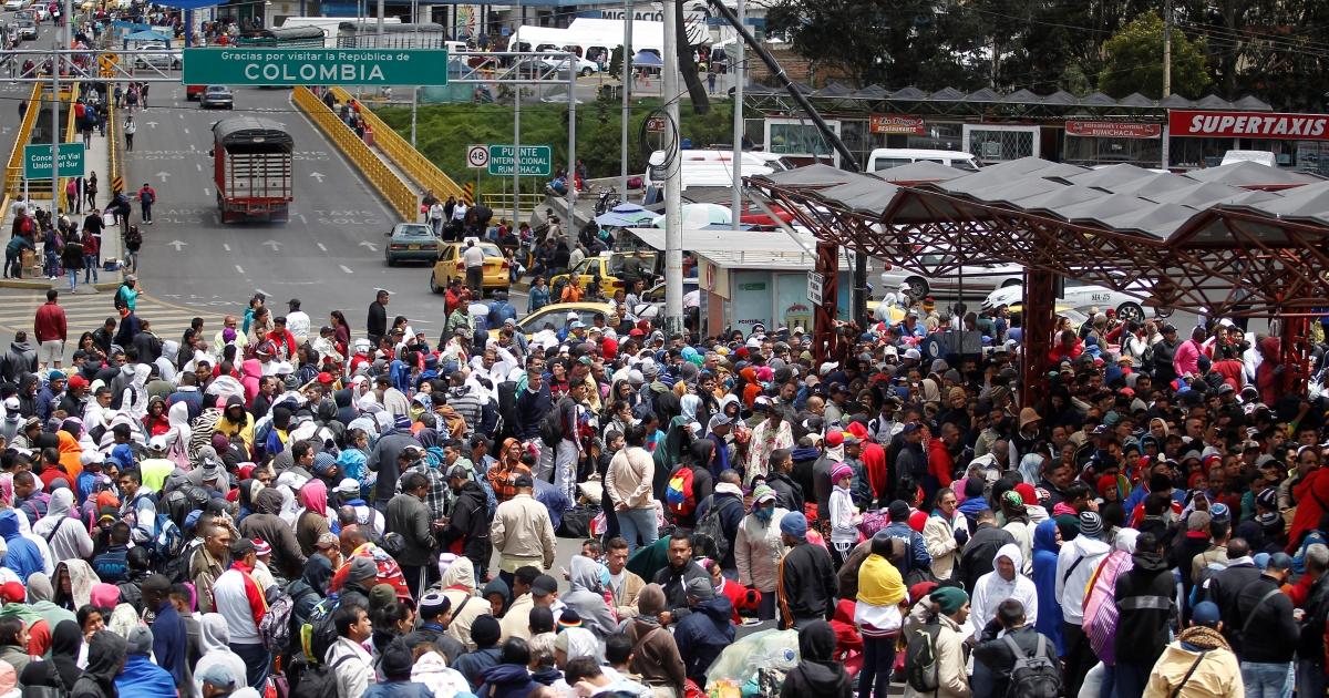 Venezolanos en la frontera con Colombia. © Reuters/ Daniel Tapia