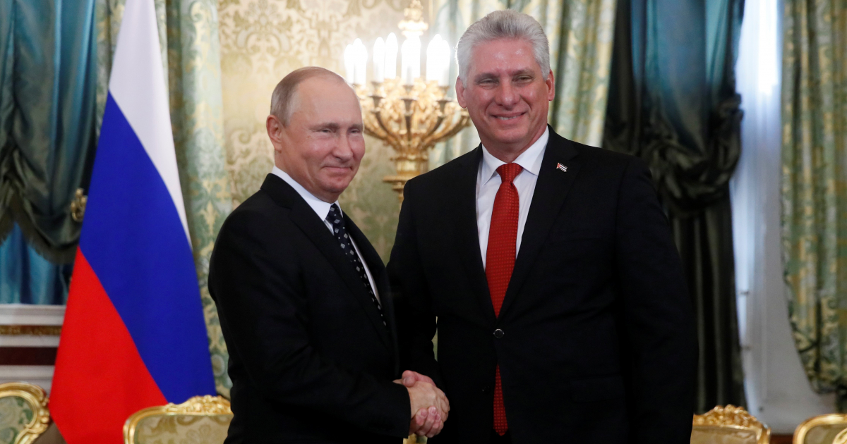 Díaz-Canel y Vladimir Putin estrechan sus manos en Moscú © Reuters / Maxim Shemetov