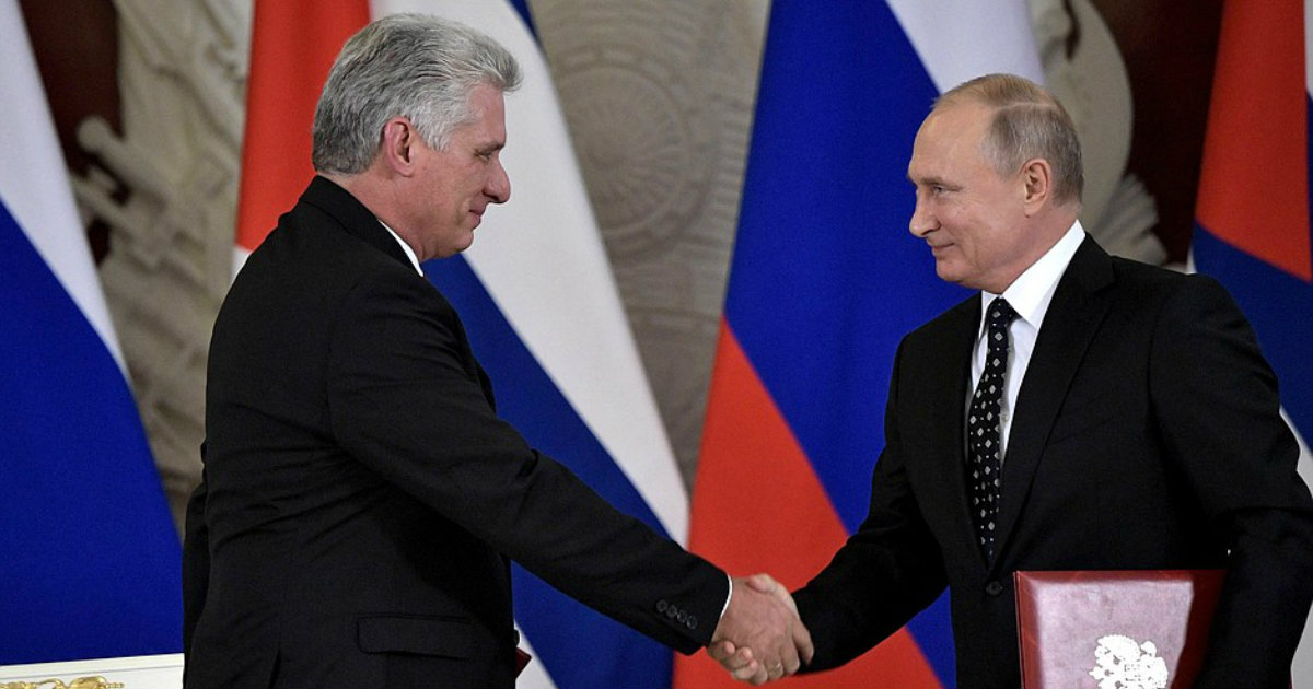 Miguel Díaz-Canel y Vladimir Putin se estrechan las manos en el Kremlin © Kremlin