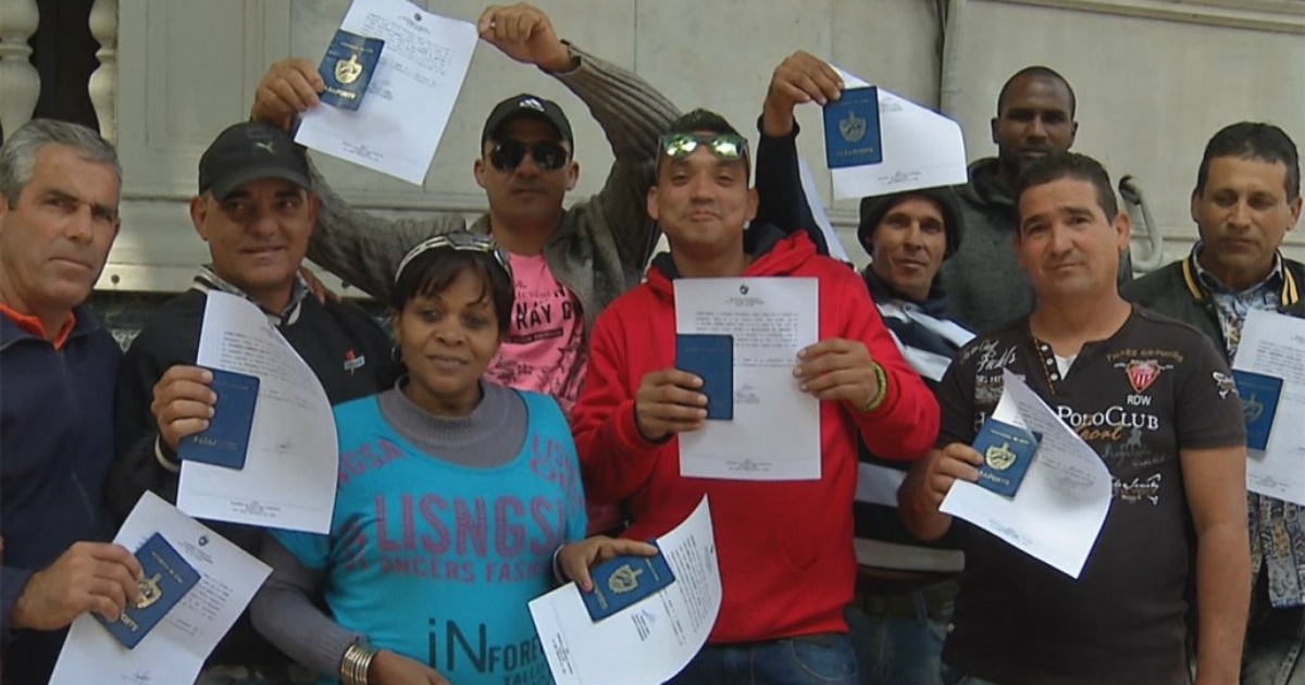 Inmigrantes cubanos en Uruguay posan con su cédula © Facebook/Subrayado