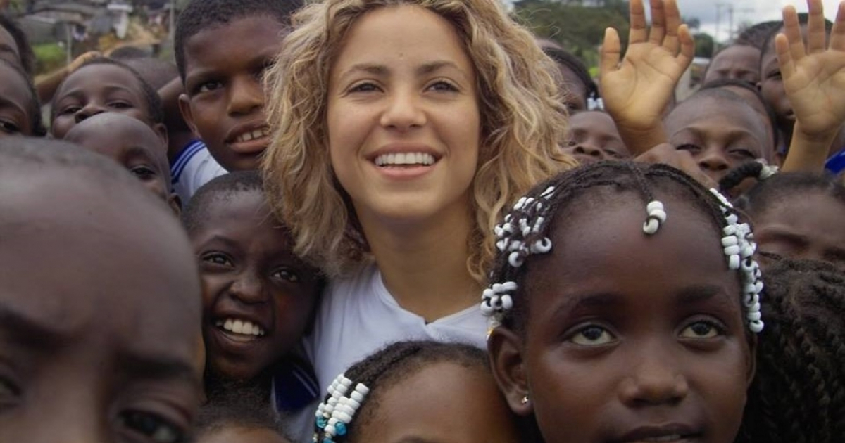 Shakira con niños que atiende su Fundación Pies Descalzos. © Shakira/ Facebook