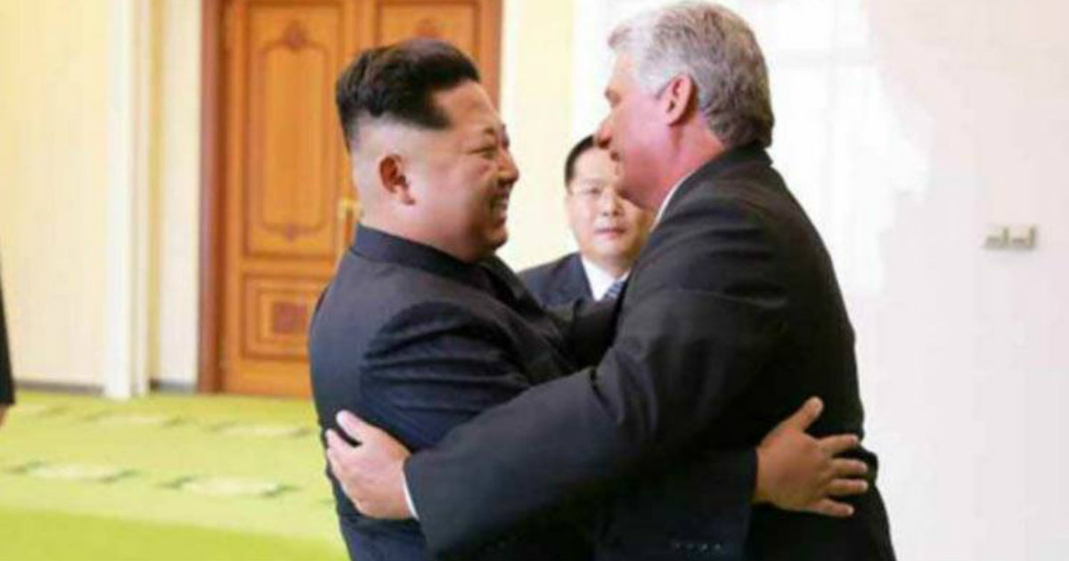 Kim Jon-Un y Miguel Díaz-Canel, fundidos en un abrazo. © Rogelio Sierra / Twitter