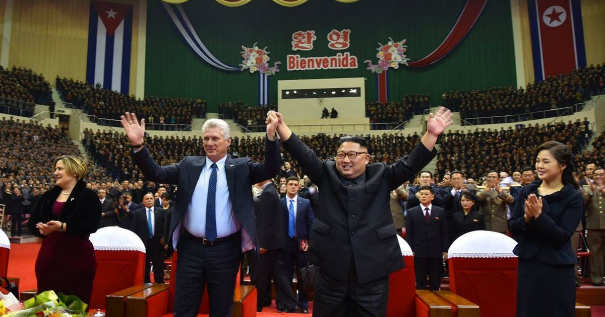 Díaz-Canel y Kim Jong-un alzan sus brazos © KCNA