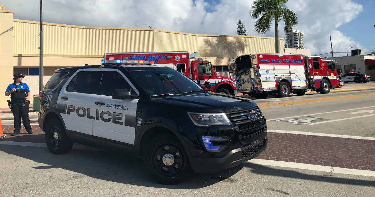 Policías y bomberos de Miami Beach en el lugar donde encontraron el paquete © CiberCuba