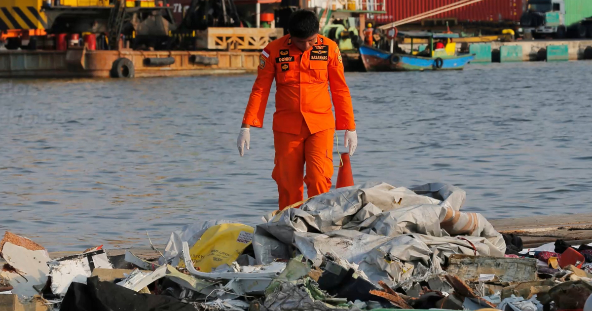 Oficial inspecciona los restos del Boeing 737 MAX accidentado en Indonesia © AP / Tatan Syuflana