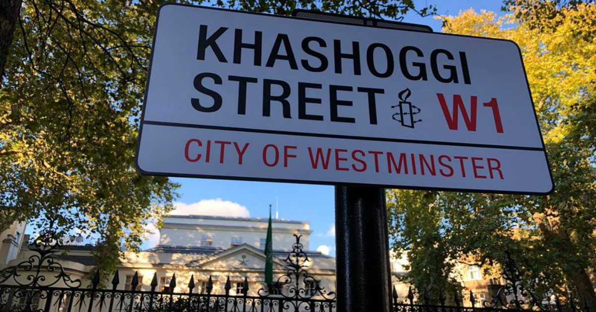 Activistas nombraron Khashoggi la calle donde está la embajada saudí en Londres. © Twitter / Kristyan Benedict
