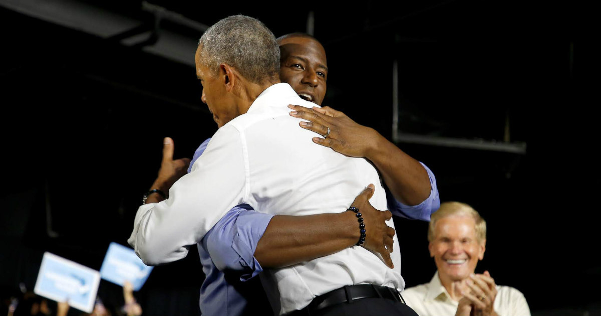 Obama abraza al demócrata Andrew Gillum, aspirante a gobernador de Florida © REUTERS/Joe Skipper