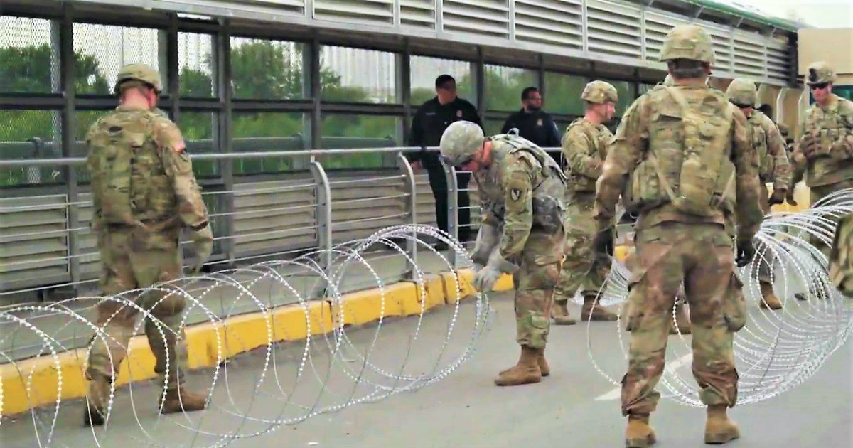 Militares de Estados Unidos ponen alambres en la frontera con México © Ruptly