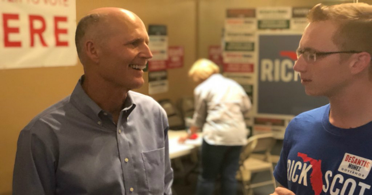 Rick Scott habla con uno de los voluntarios de su campaña. © Twitter / Scott for Florida