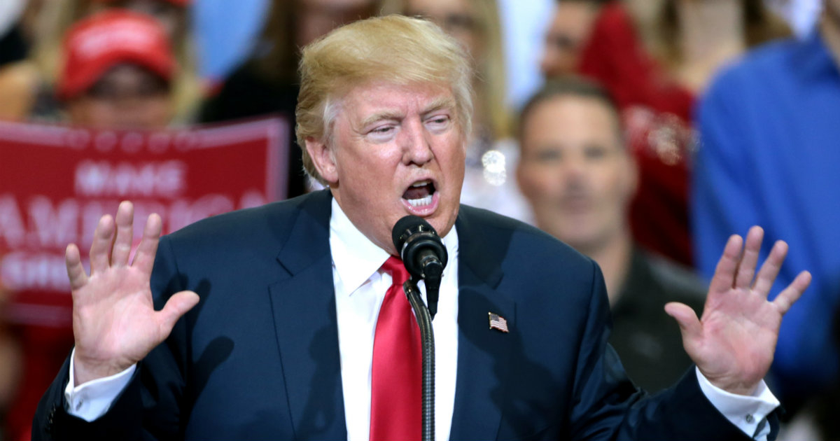 Donald Trump gesticula durante un acto de campaña en Arizona © Wikipedia