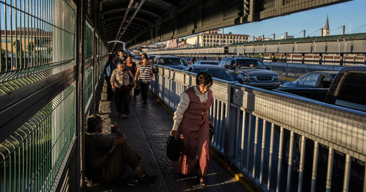 Migrantes cruzando el Puente Internacional de Nuevo Laredo © The Marshall Project / Kirsten Luce