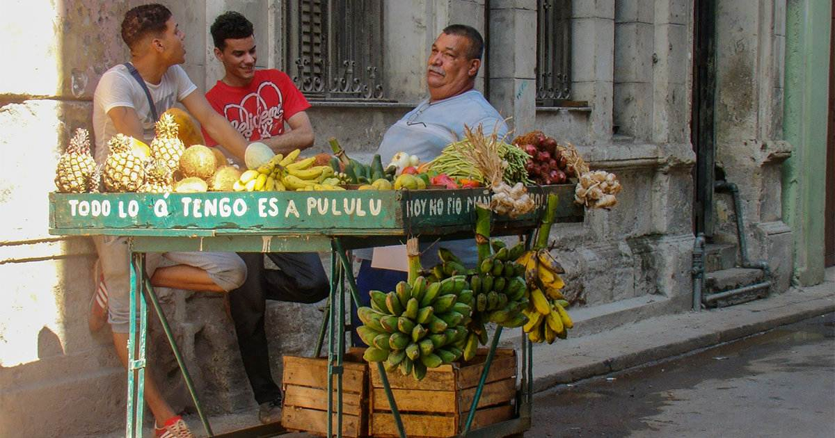 Vendedor ambulante de comida en Cuba © CiberCuba
