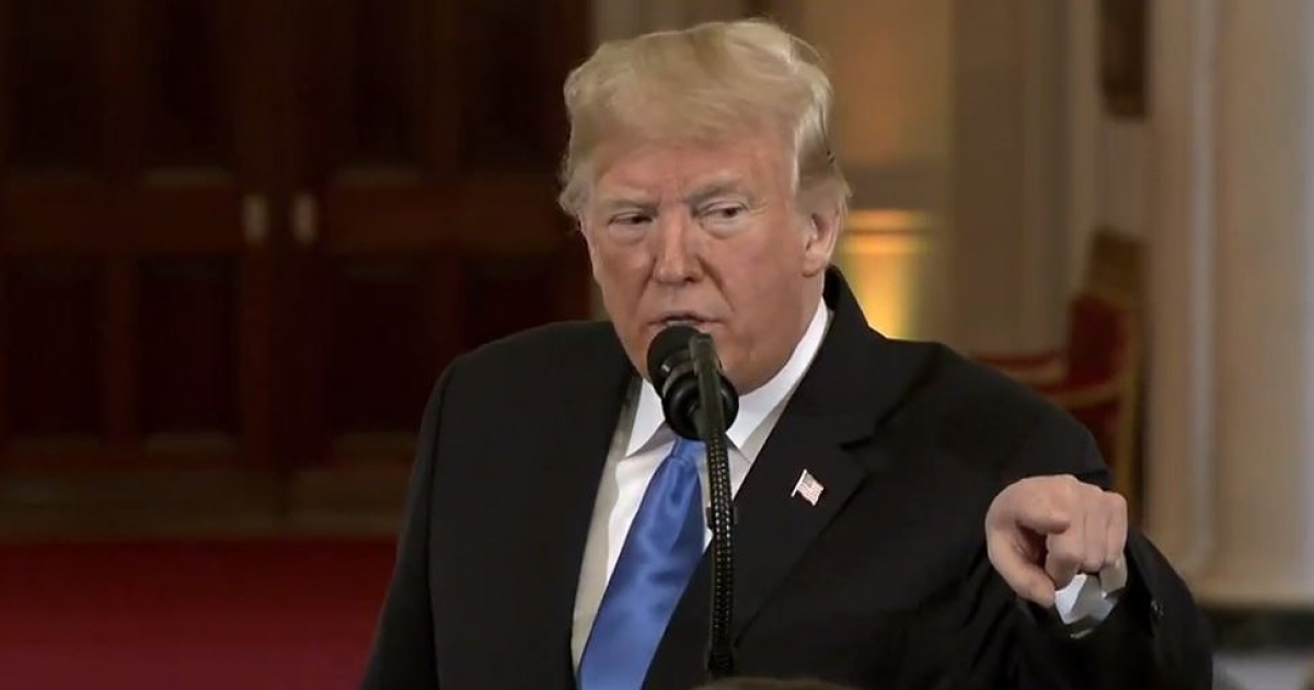 El presidente Trump señala de forma desafiante a la prensa en la Casa Blanca © Youtube / White House