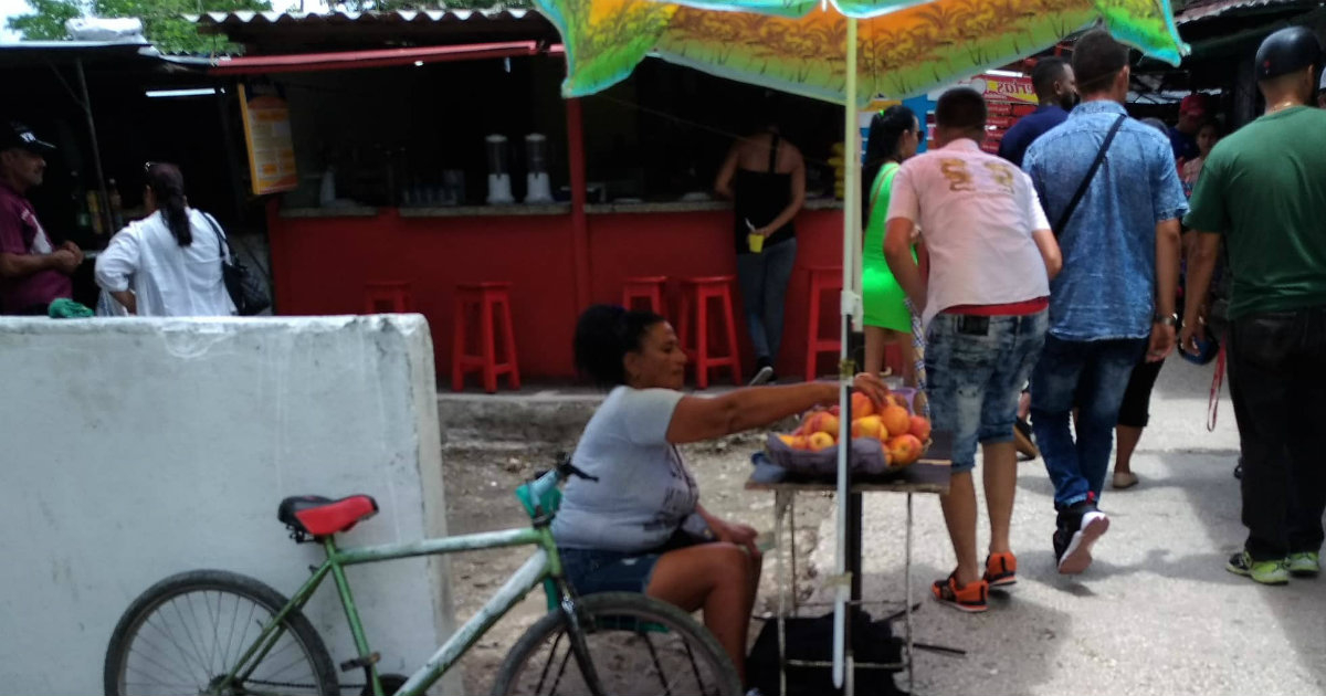 Cuentapropistas cubanos vendiendo alimentos © CiberCuba