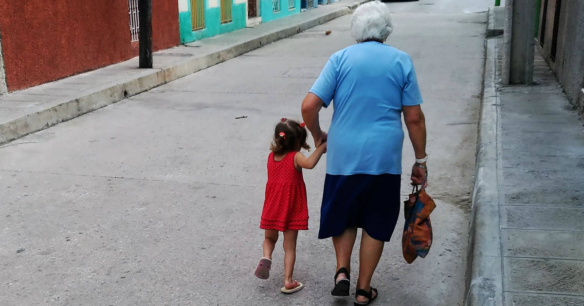 Una abuela y su nieta caminan por una calle en Santa Clara © CiberCuba