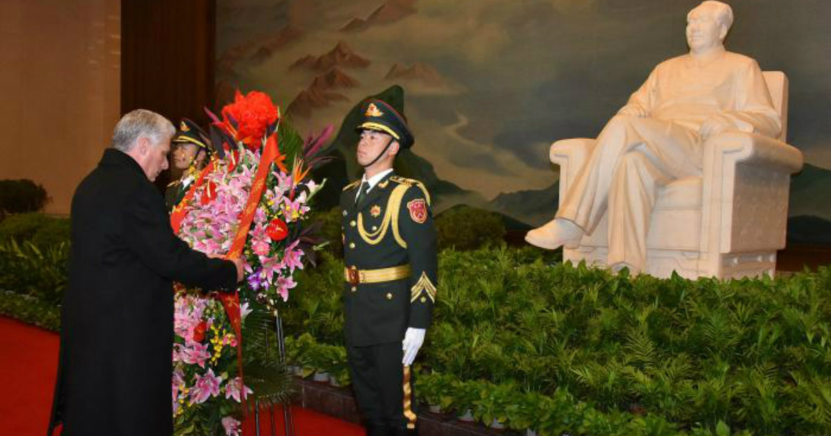 El gobernante cubano Miguel Díaz-Canel, pone una ofrenda floral a Mao Zedong. © Estudios Revolución.